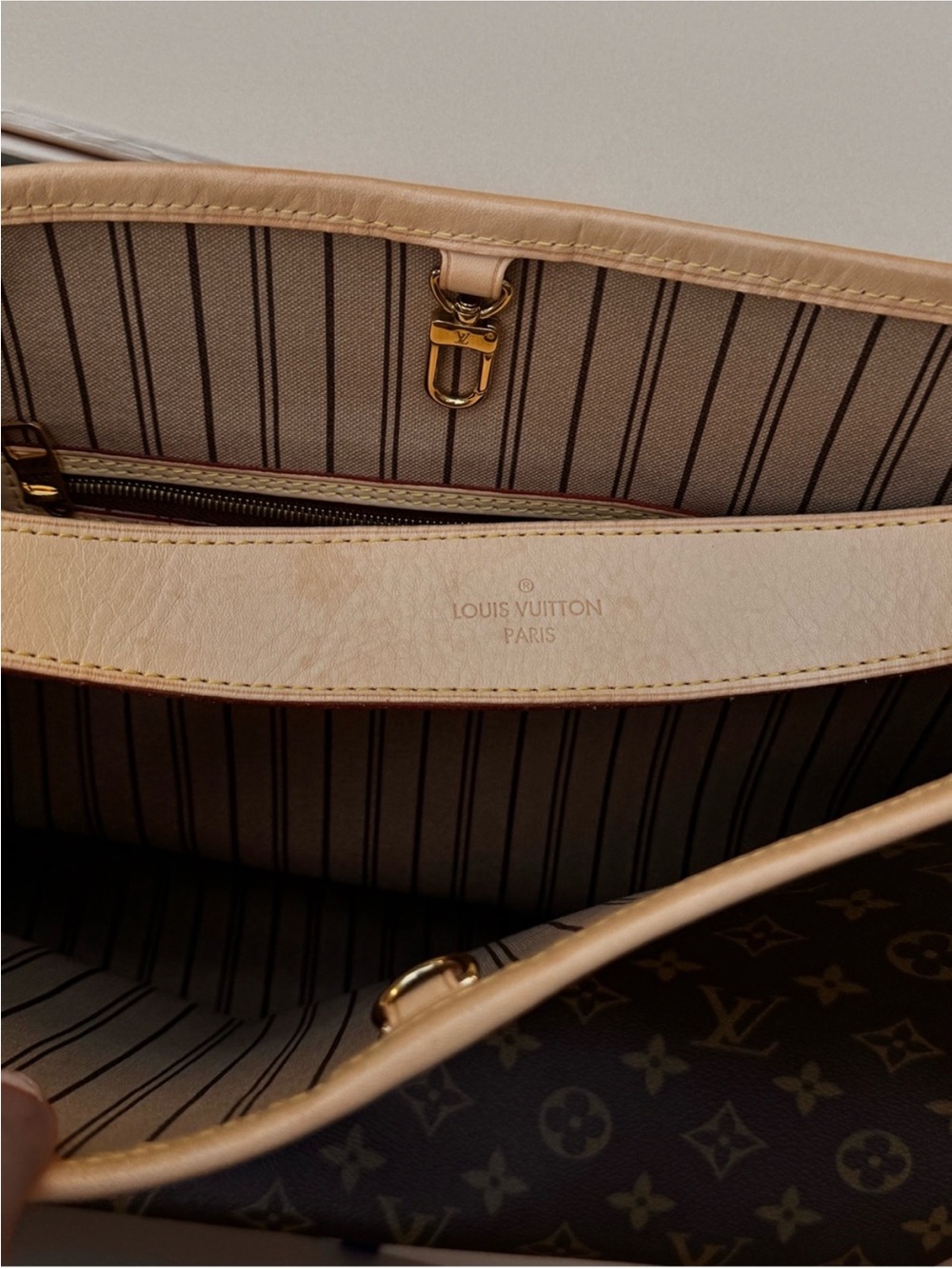 Louis Vuitton Monogram Canvas Shoulder Bag in Brown and Natural - Picture 8 of 9